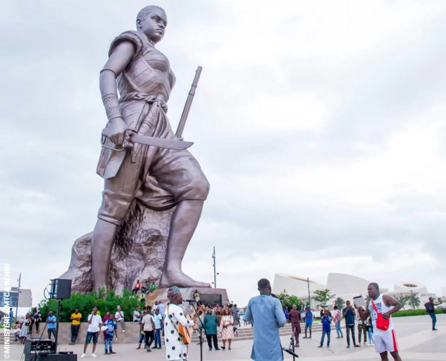 La statue du monument e prend - Cotonou Aéroport