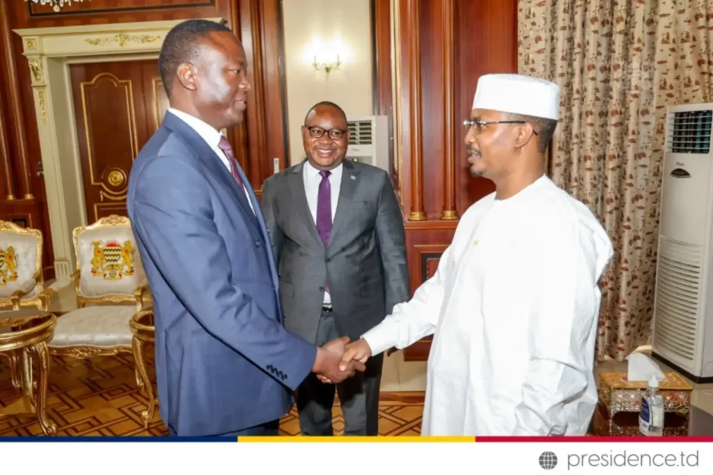 L’opposant Succès Masra, a été reçu ce lundi 20 novembre 2023, par le chef d’Etat tchadien Mahamat Idriss Déby Itno. Succès Masra a récemment rejoint le Tchad grâce à l’accord de Kinshasa, après un an passé en exil.